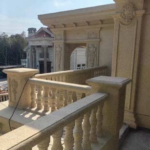 衢州 黄金麻别墅外墙干挂雕花配合阳台栏杆花瓶柱