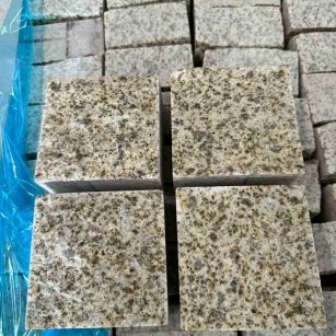 衢州 黄金麻花岗岩自然面小方块，弹石，马蹄石等