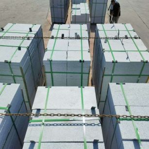 衢州 芝麻白花岗岩5公分地铺石 花岗岩厂家工厂装车日常