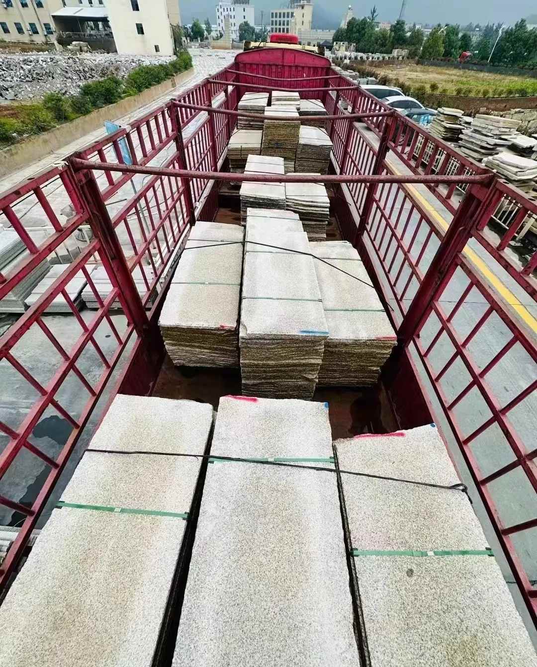 衢州 黄金麻花岗岩荔枝面，光面毛板装车完成