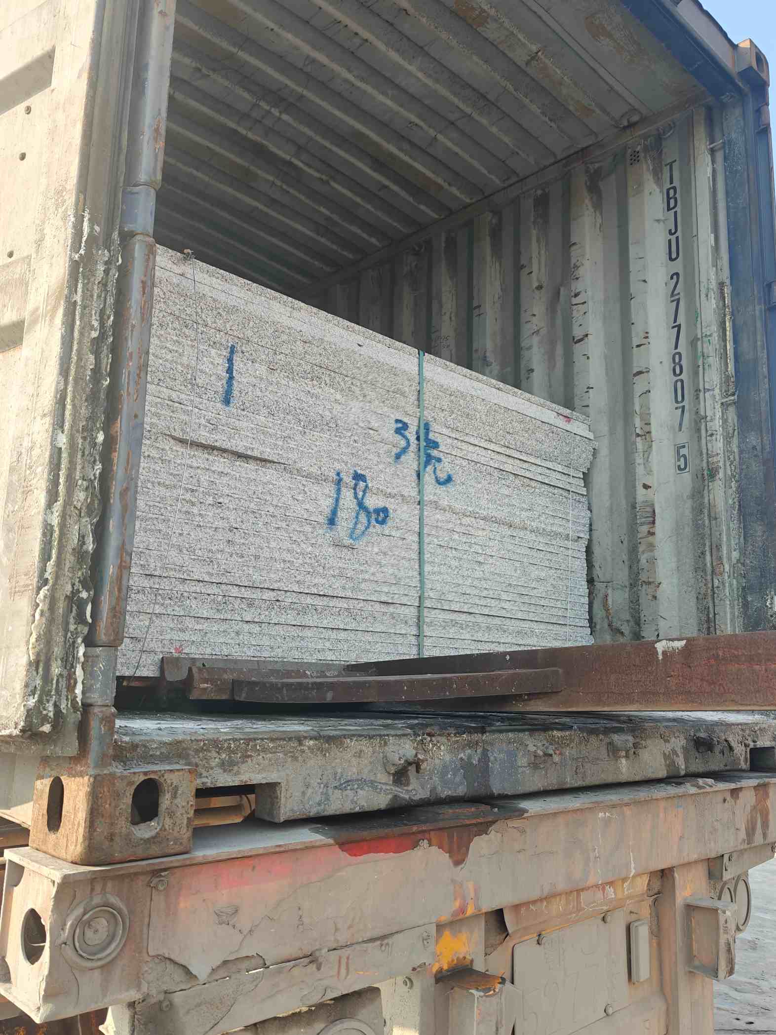 衢州 芝麻白花岗岩石材3.0公分光面毛板装柜出货