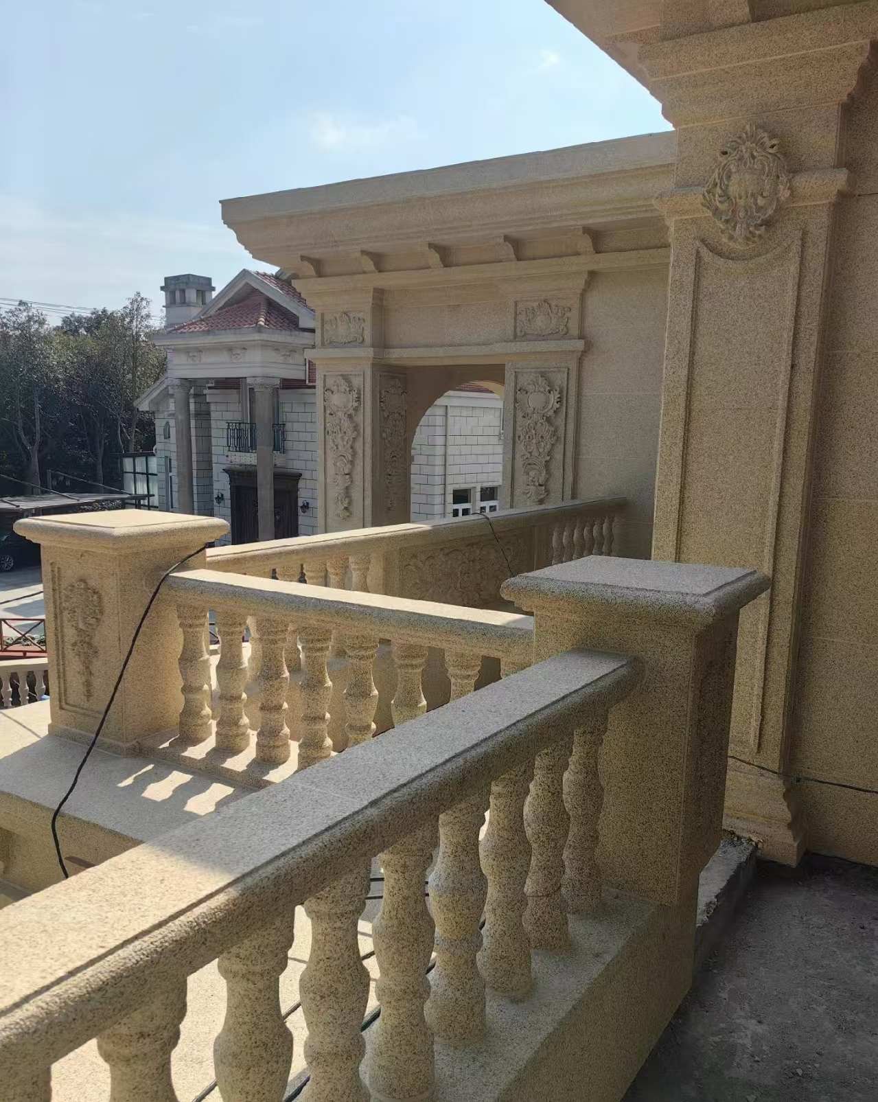 衢州 黄金麻别墅外墙干挂雕花配合阳台栏杆花瓶柱