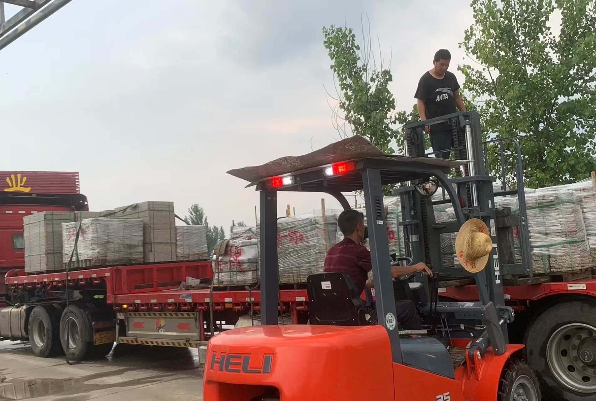 衢州 黄金麻冰裂纹，地铺石装车