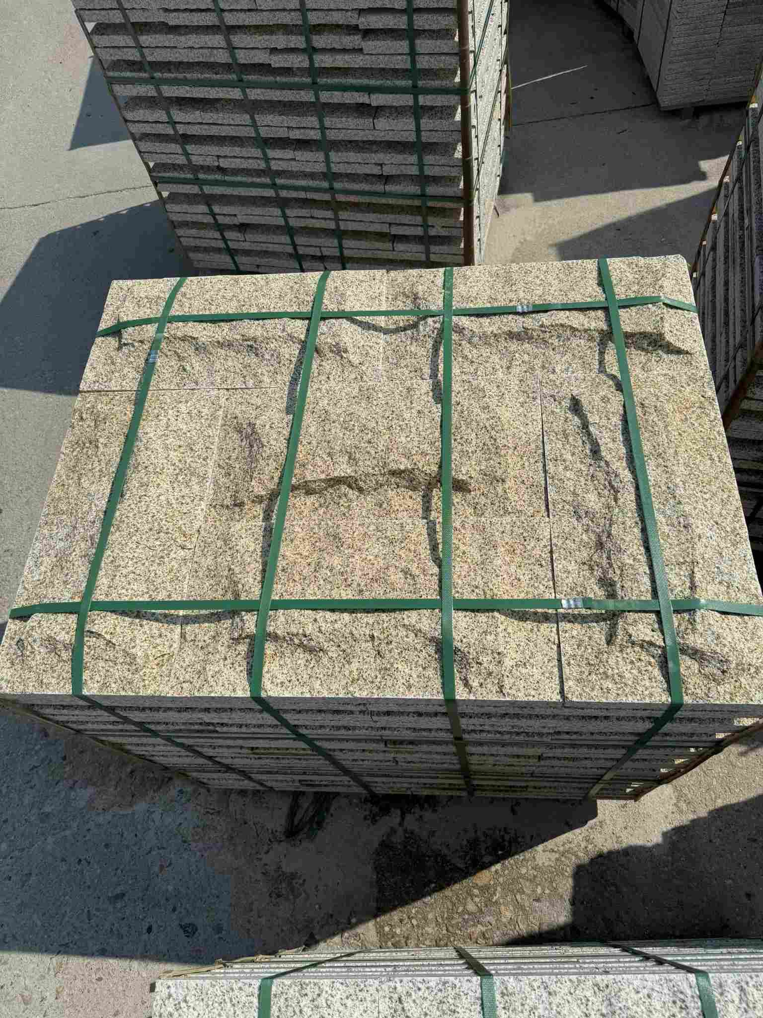 衢州 黄金麻花岗岩石材自然面蘑菇石成品