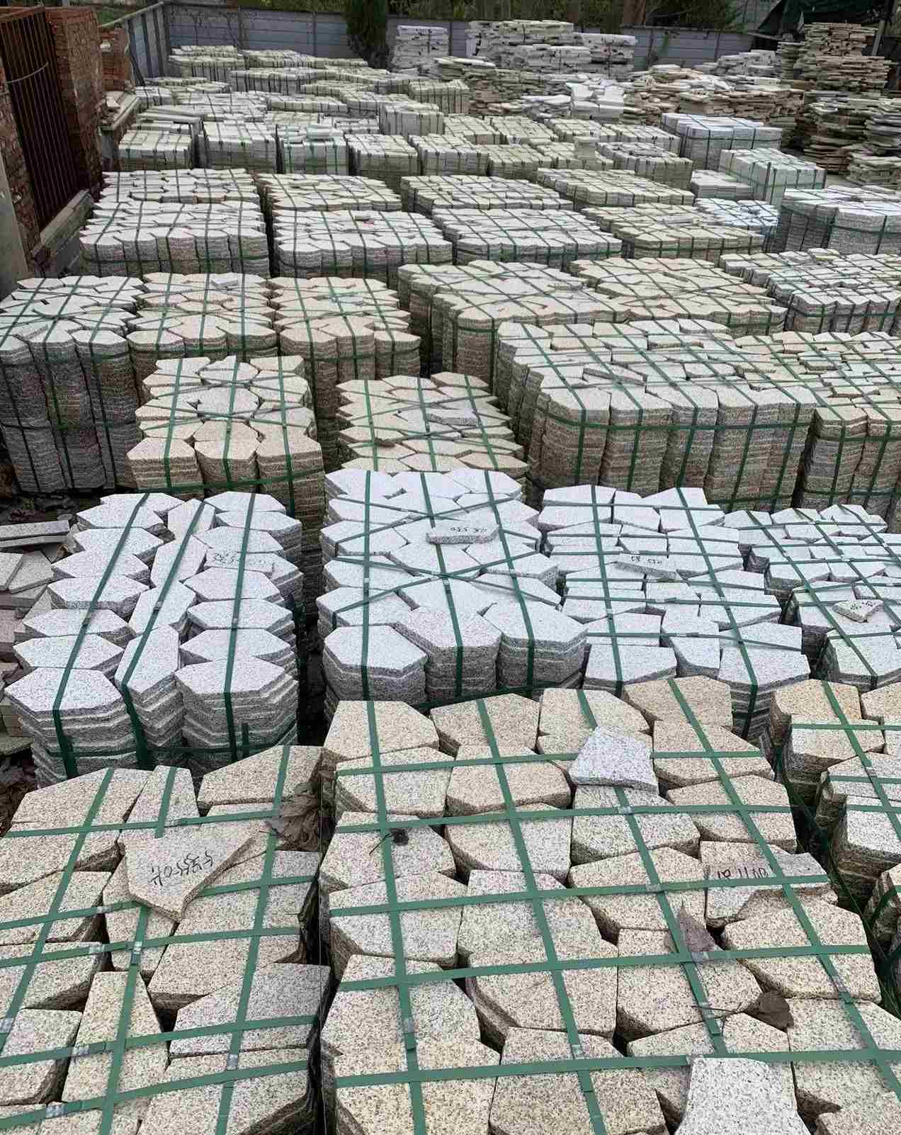 衢州 黄金麻白麻花岗岩荔枝面地铺石(冰裂纹)