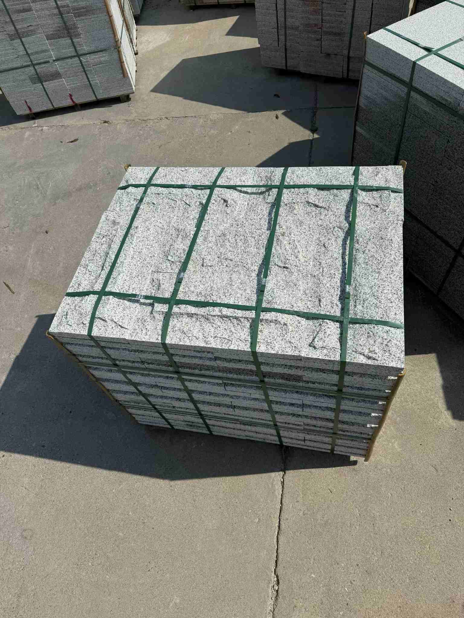 衢州 白麻花岗岩石材自然面蘑菇石成品