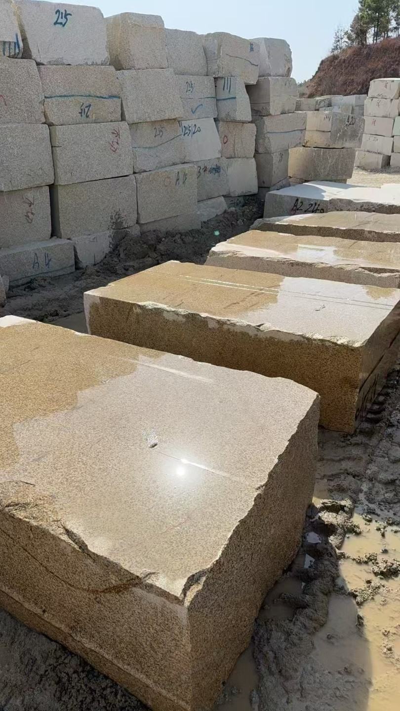 衢州 黄金麻方料堆场洗料分选中，原材料充足