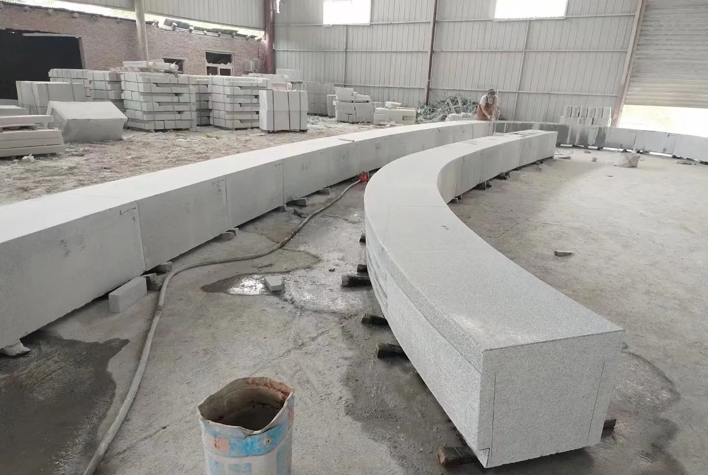 衢州芝麻白花岗岩石板材 园林光面弧形坐凳