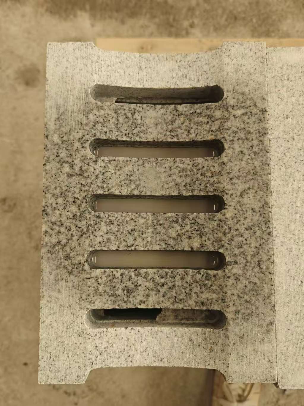 衢州 芝麻白拉丝面花岗岩U型开槽排水槽