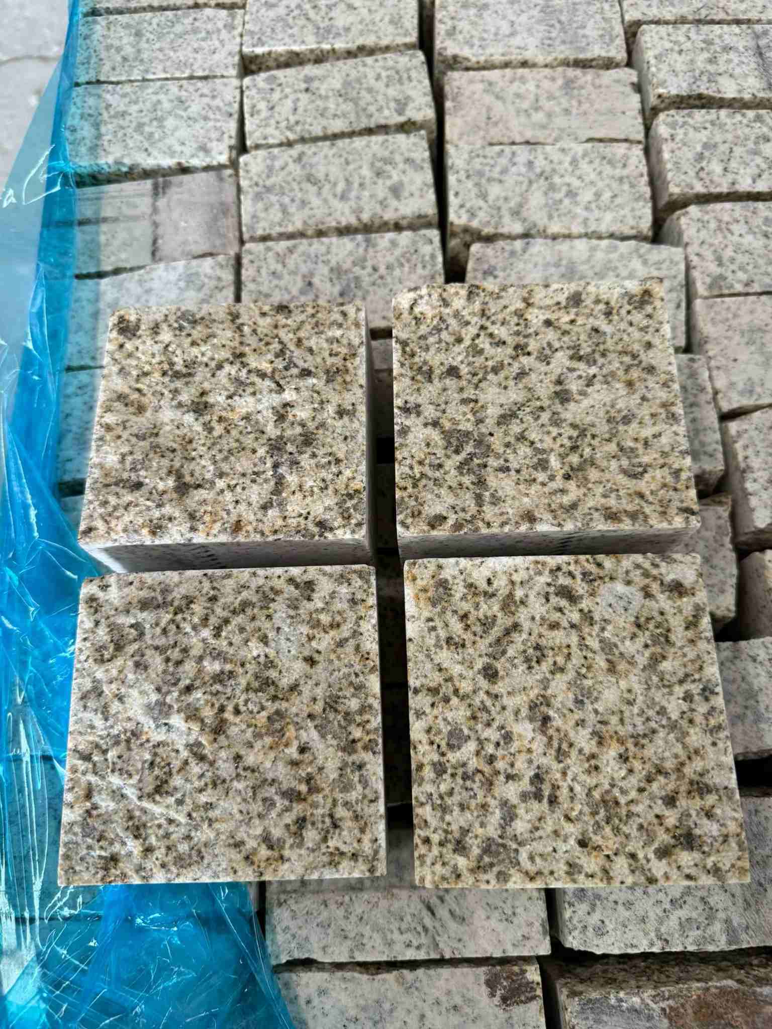 衢州 黄金麻花岗岩自然面小方块，弹石，马蹄石等