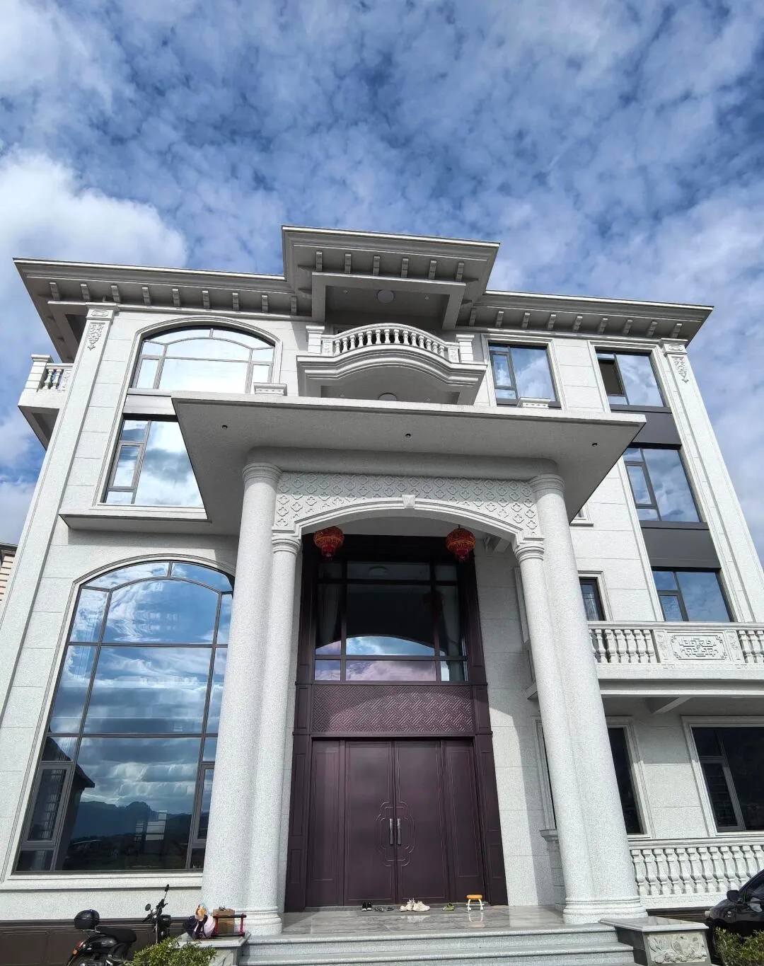 衢州白麻别墅外墙干挂石材效果示例