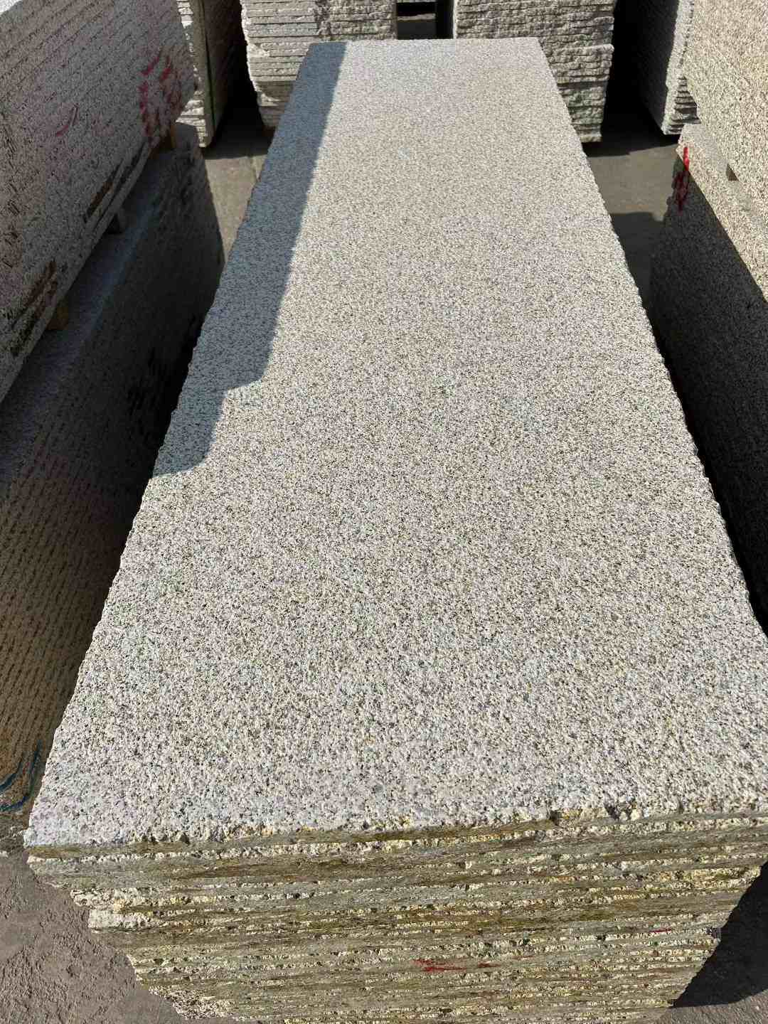 衢州 黄金麻花岗岩荔枝面毛板，半成品