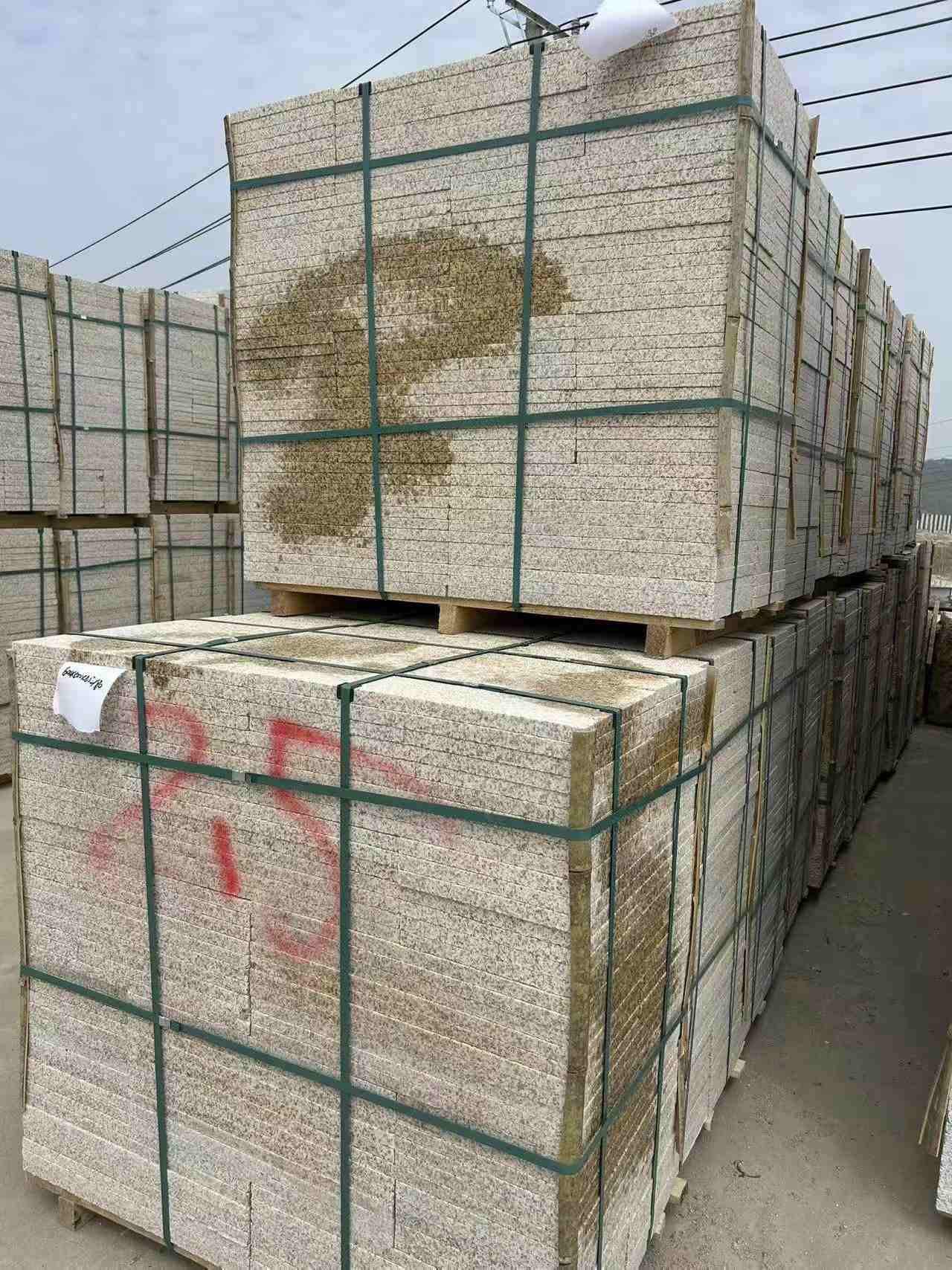 衢州 黄金麻花岗岩石材荔枝面地铺石2.5*300*600