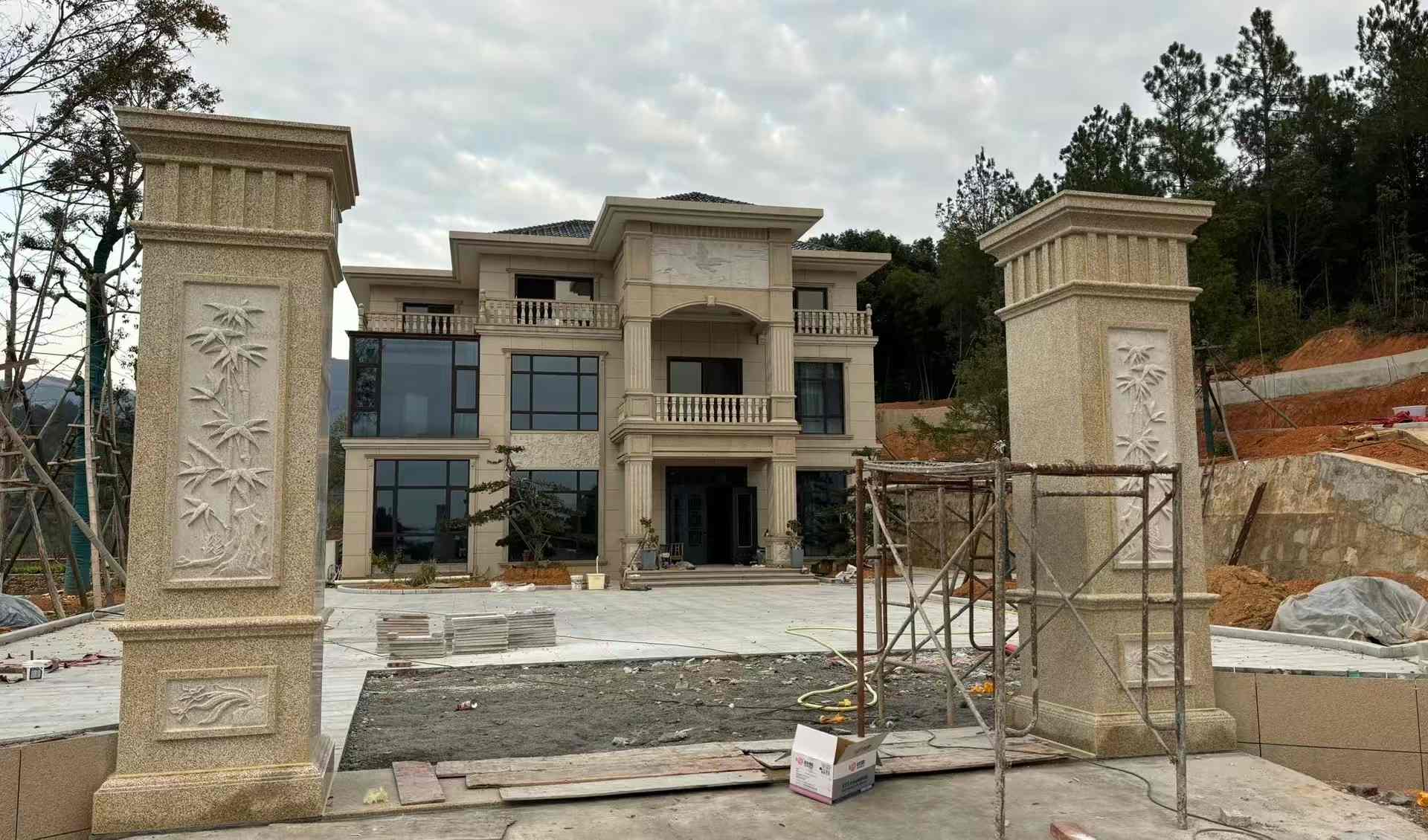 衢州 黄金麻花岗岩别墅雕花外墙干挂配上门口雕花罗马柱