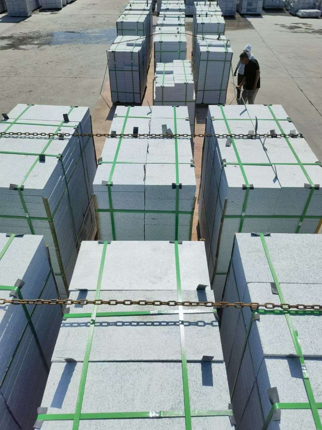 衢州 芝麻白花岗岩5公分地铺石 花岗岩厂家工厂装车日常